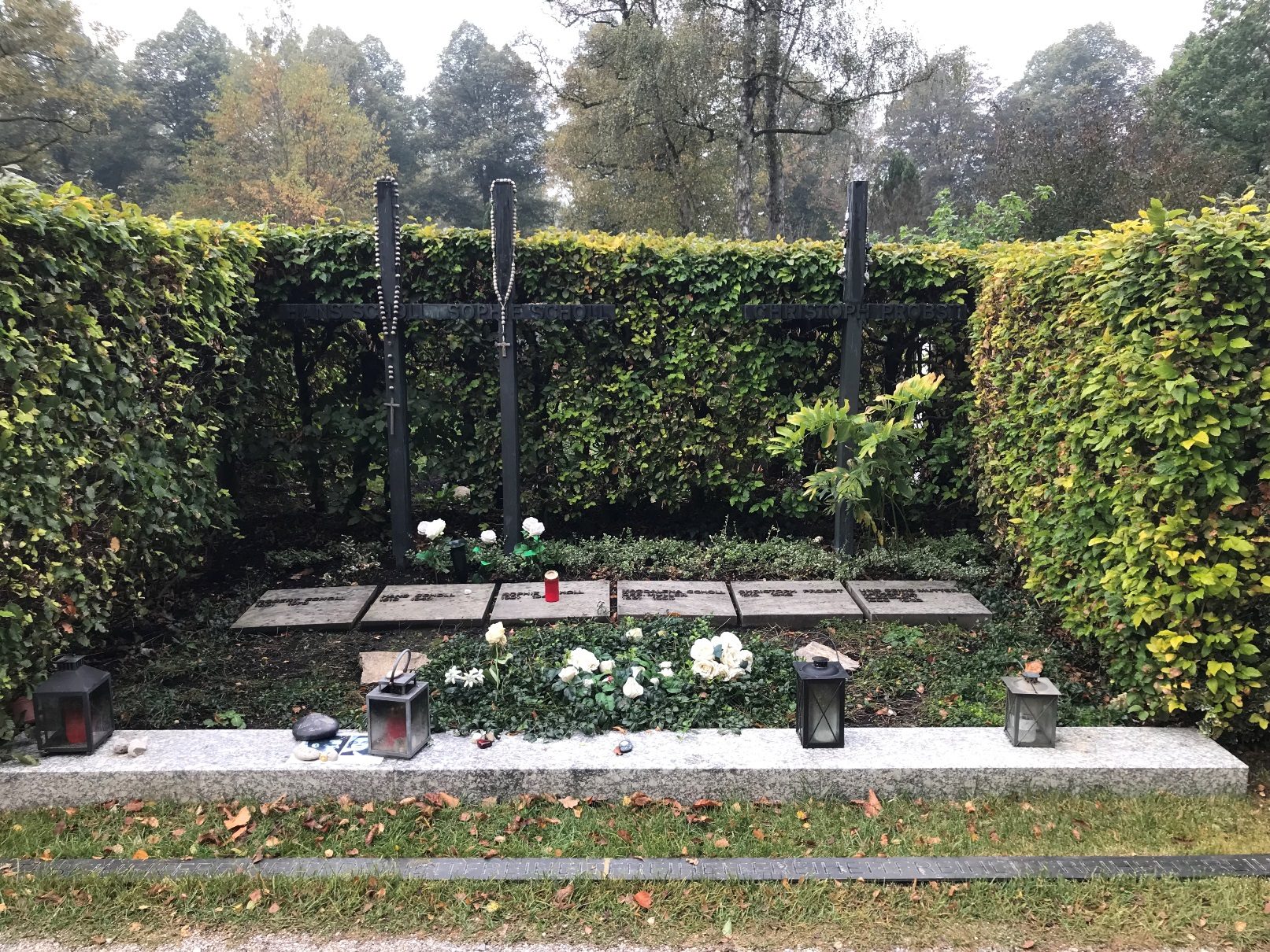 Scholl siblings and Christoph Probst's tomb, Munich, by Sal Mangione - 01.jpg